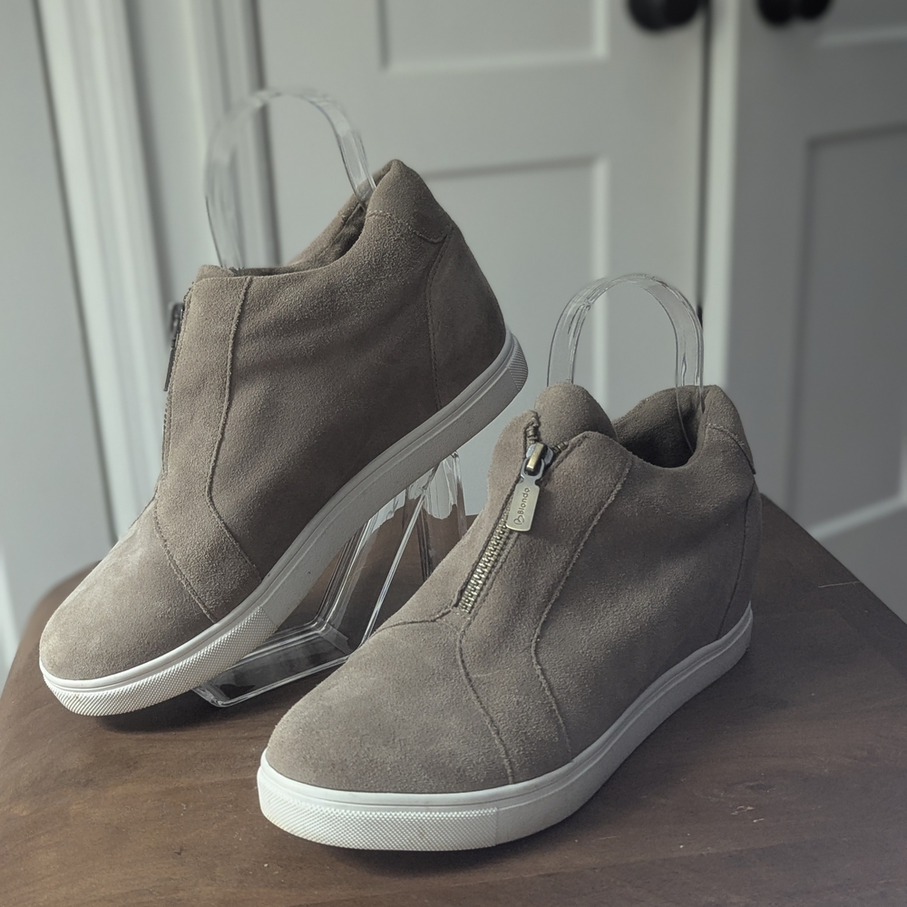 Blondo Tan Sneakers Hidden Wedge Side Zipper Sz Women's 9 Waterproof Even Used - Picture 2 of 9